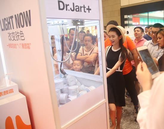 不仅提供了丰厚的买赠活动，更呈现了素颜霜夹娃娃机、素颜霜人偶等互动。