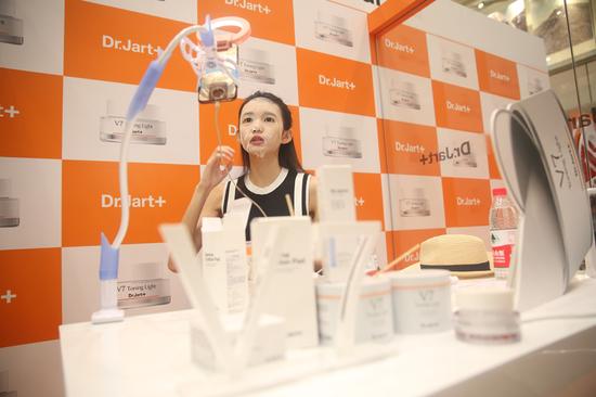 活动还邀请到人气网红现场网络直播卸妆、护肤、面膜、上妆等使用Dr.Jart+明星单品的全过程。