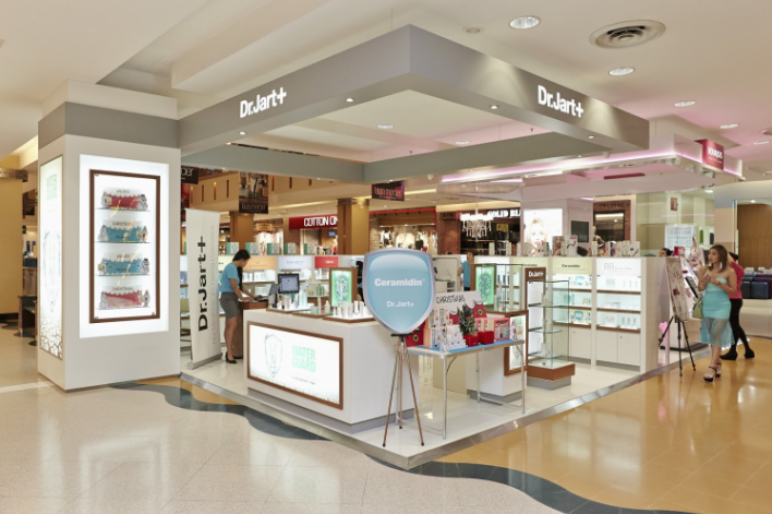 在韩国， Dr.Jart+主要通过百货专柜、免税店等渠道销售，今年11月，将于首尔江南的林荫道开设第一家品牌旗舰店。2013年Dr. Jart进入中国市场，销售渠道包括丝芙兰和天猫。