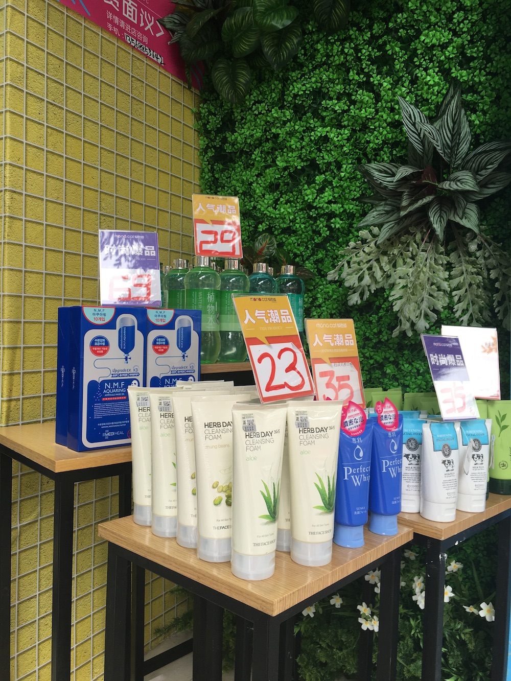 基于空间设计，店铺右边没法再设橱窗，但角落也充分利用，置放人气潮品和时尚爆品的堆头，再次吸引客流。