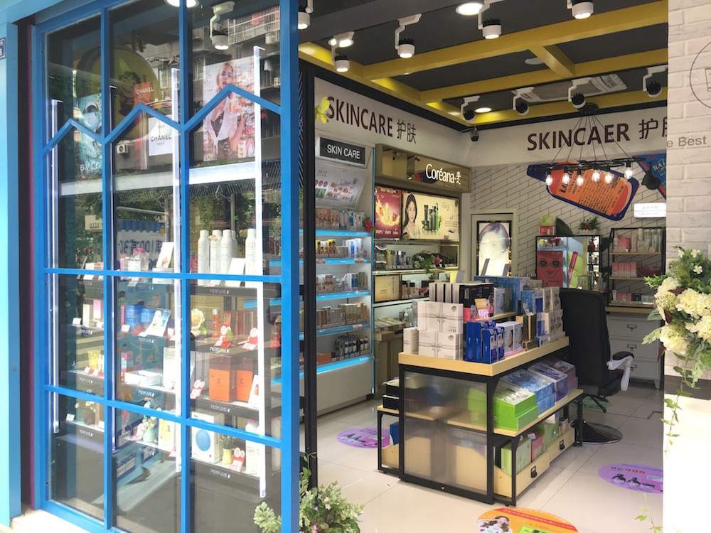 店铺从中部分隔，左边为“护肤区”，主要陈列护肤品类以及少量面膜。