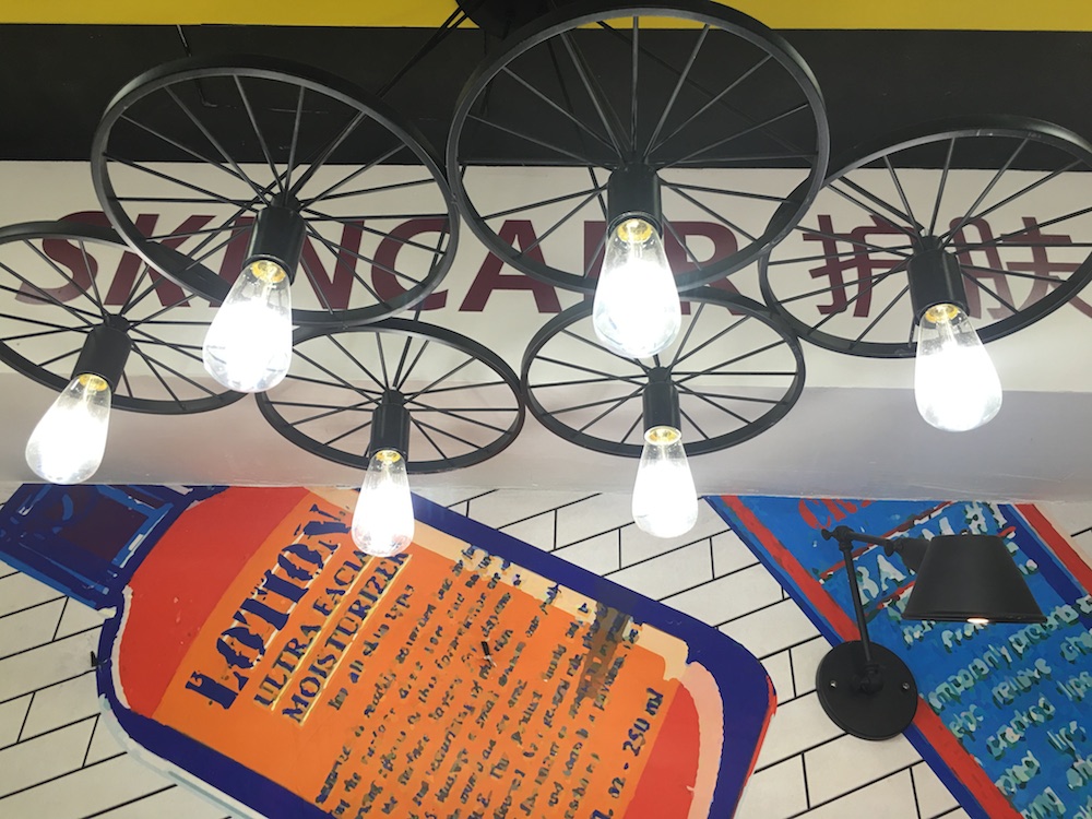 黄黑相间的吊顶、特色的吊灯、彩色的壁纸、黑色整齐的自制柜……护肤区也可以很时尚。