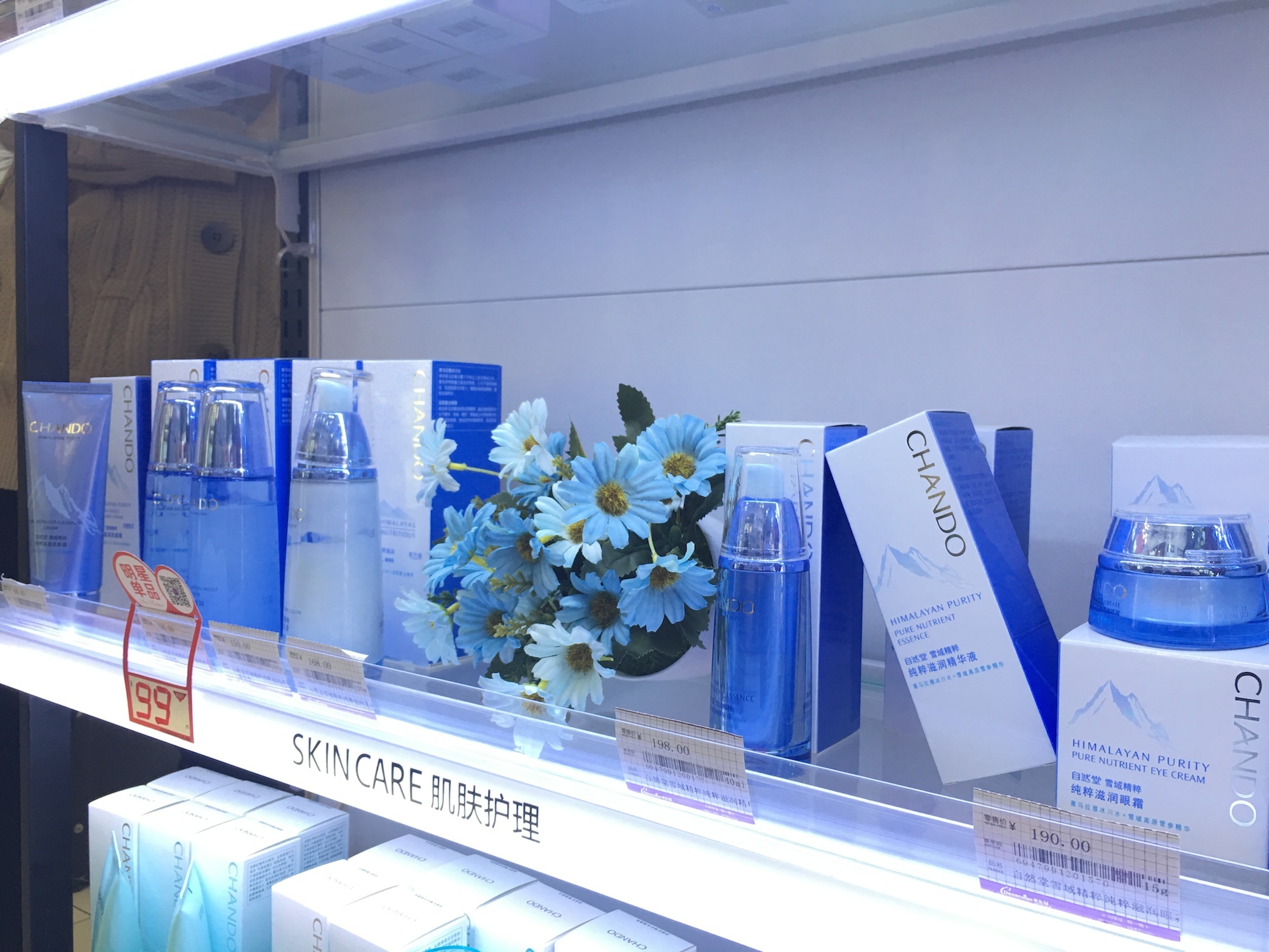 自制柜太单调？NO，简单的陈列加上同色系的花饰作点缀，美感可以翻倍。