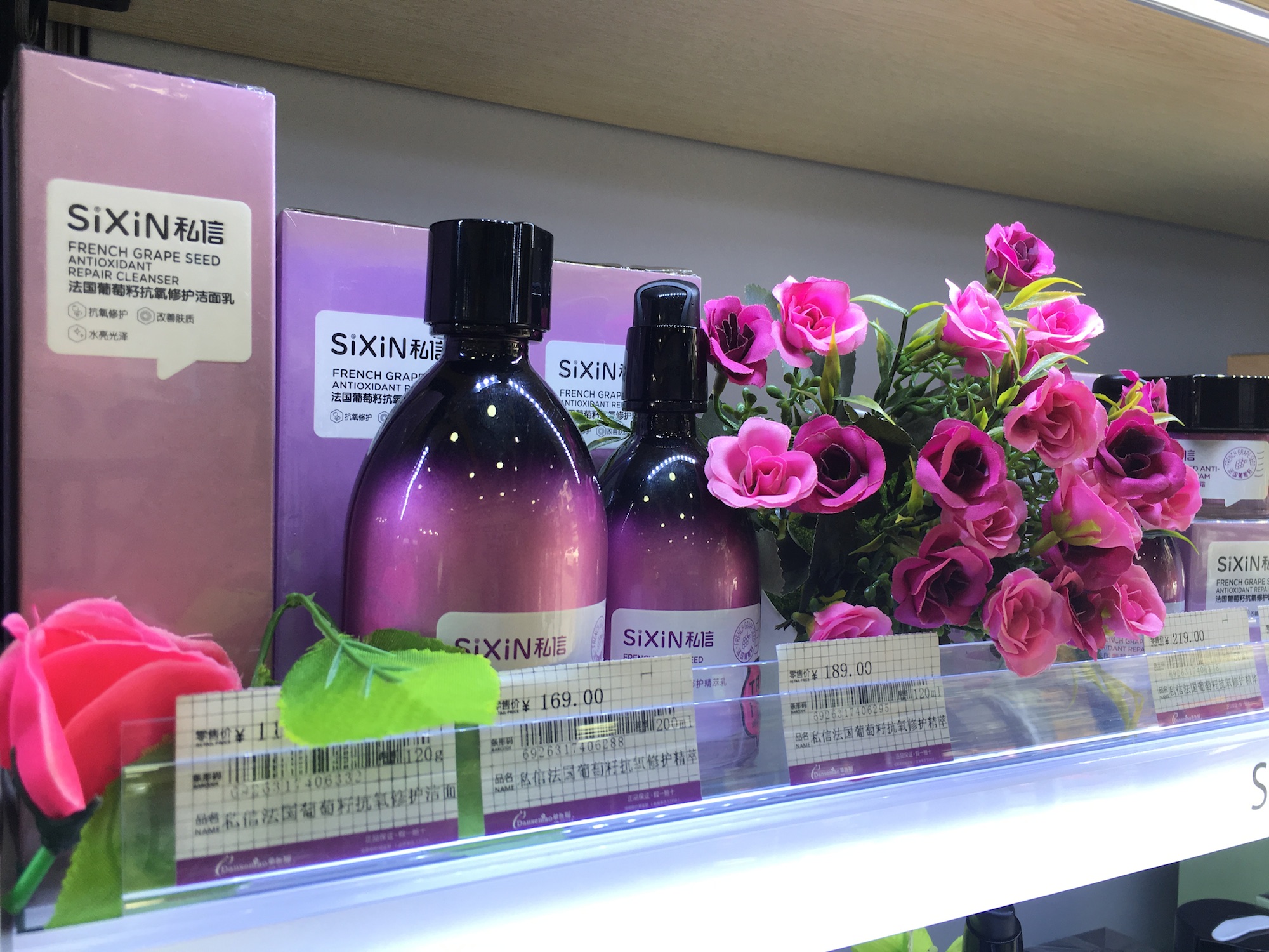 自制柜太单调？NO，简单的陈列加上同色系的花饰作点缀，美感可以翻倍。