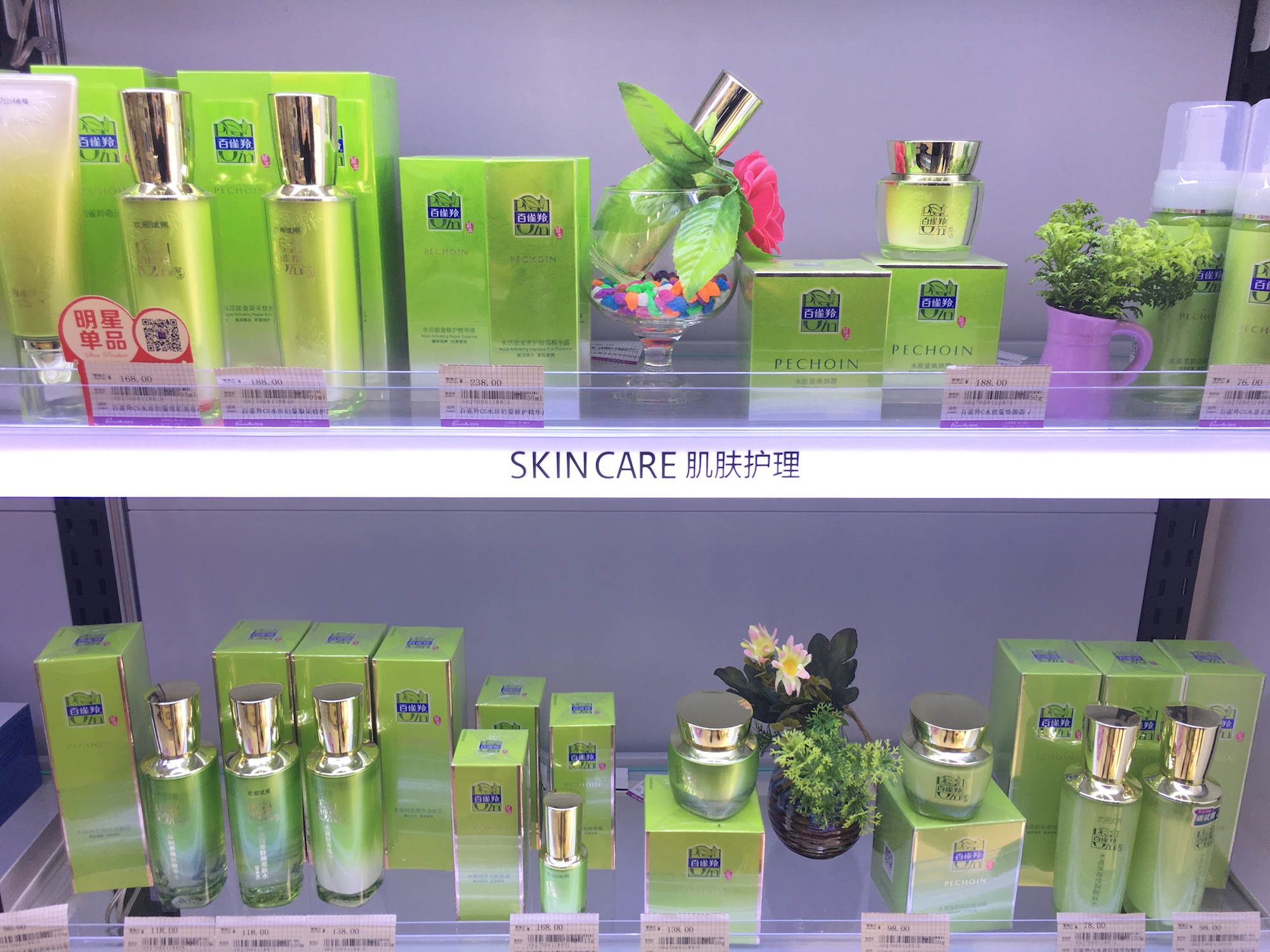 自制柜太单调？NO，简单的陈列加上同色系的花饰作点缀，美感可以翻倍。