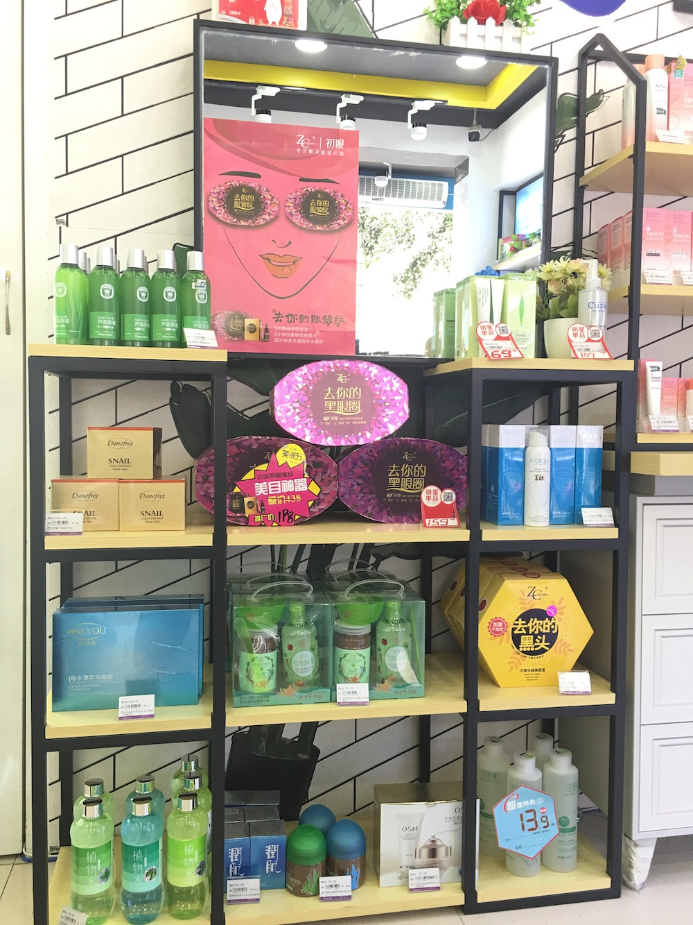 尽管店内体验区面积不大，但适合做体验的产品集中置于躺椅附近，方便消费者选择与购买。