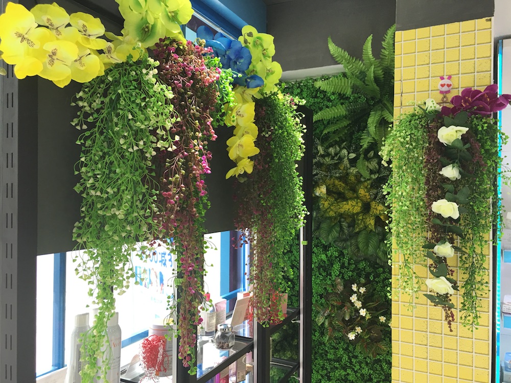 同时，为凸显护肤品的自然、健康，护肤区绿色软植装饰相对较多，尽力为营造顾客舒适、放松的氛围。