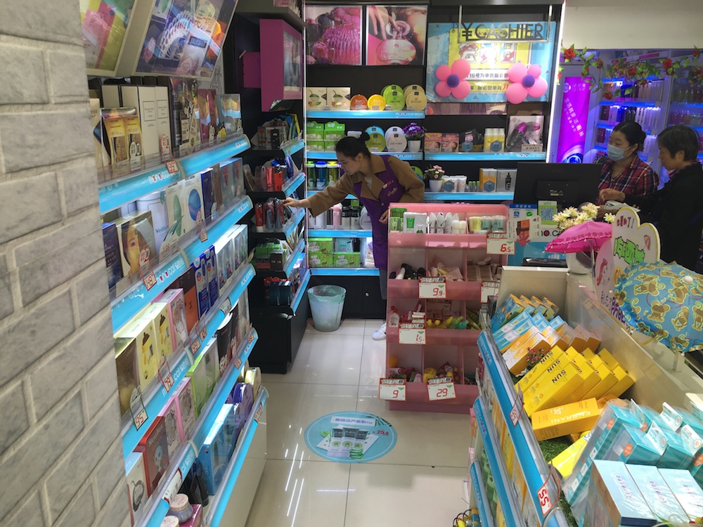 另一区域专门陈列彩妆、面膜、洗护和应季品，其中面膜和防晒毗邻放置，有利于提升连带率。