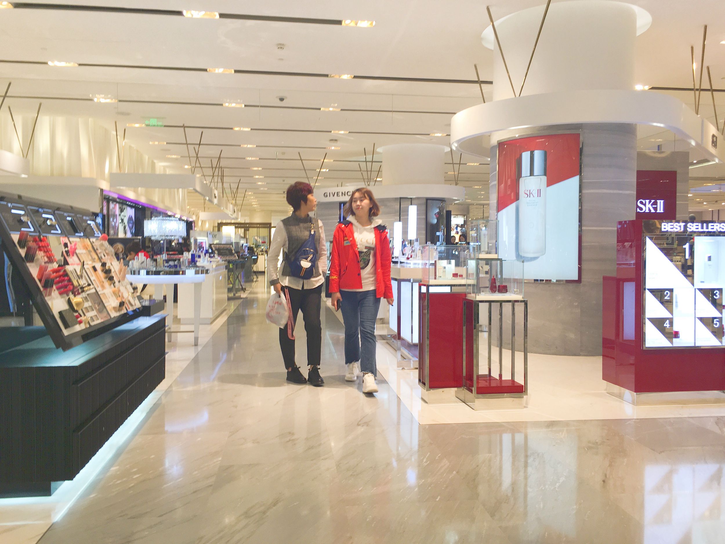 布局上，该区摈弃了将各品牌专柜呈块状整齐罗列的方式，而是以一条动线为轴，将各品牌专柜分布于动线两侧。整体装修色系以白色为主，各品牌LOGO以白底黑字呈现，显得简约、大气。