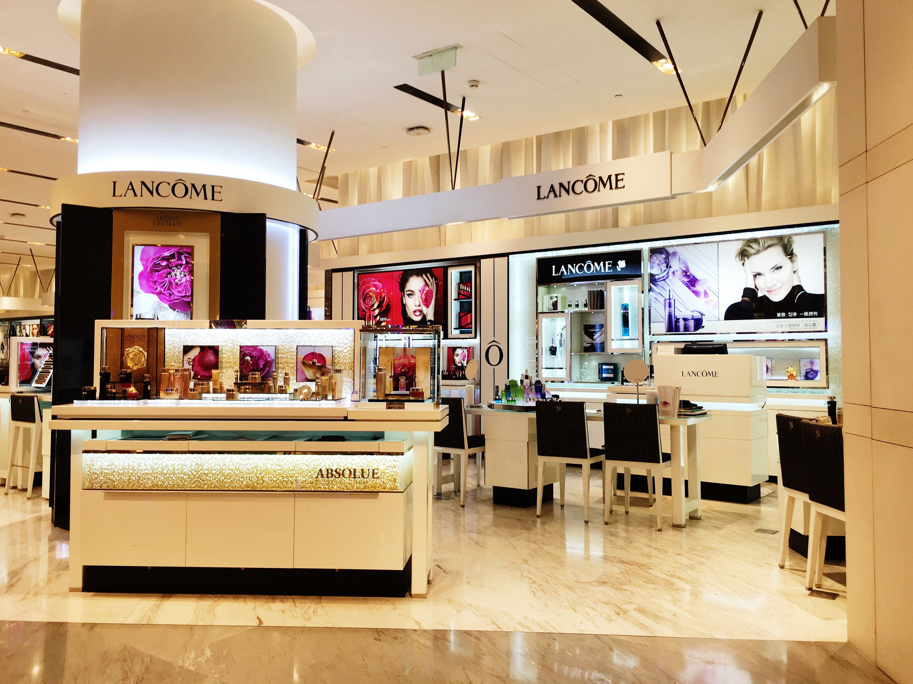 其中，离正门最近的品牌主要是兰蔻、希思黎、海蓝之谜等大众熟知的品牌，尤其是贵妇级品牌海蓝之谜。