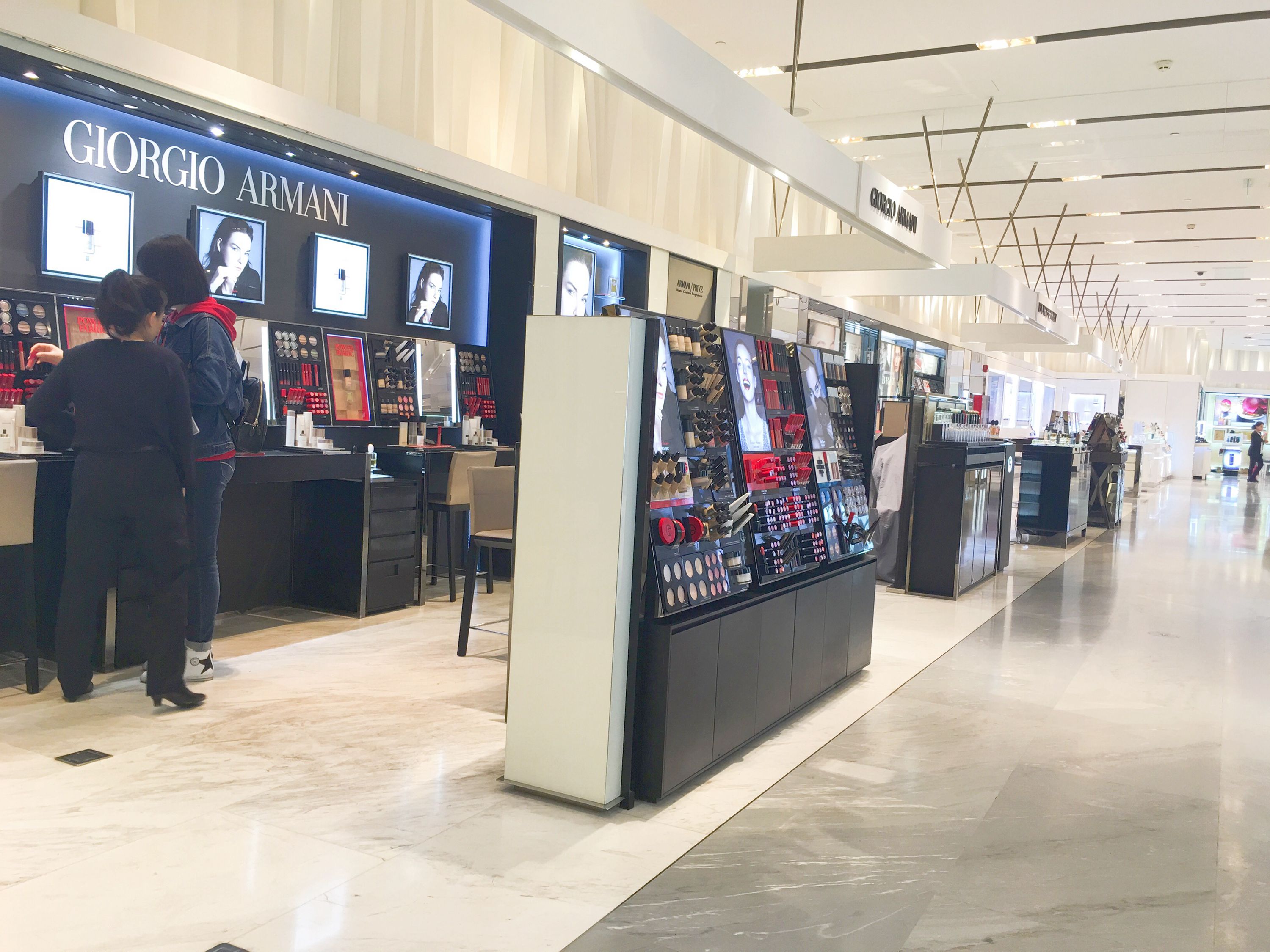 接下来，插入彩妆品牌乔治·阿玛尼和Burberry，如此分布，也不至于让消费者觉得单调。