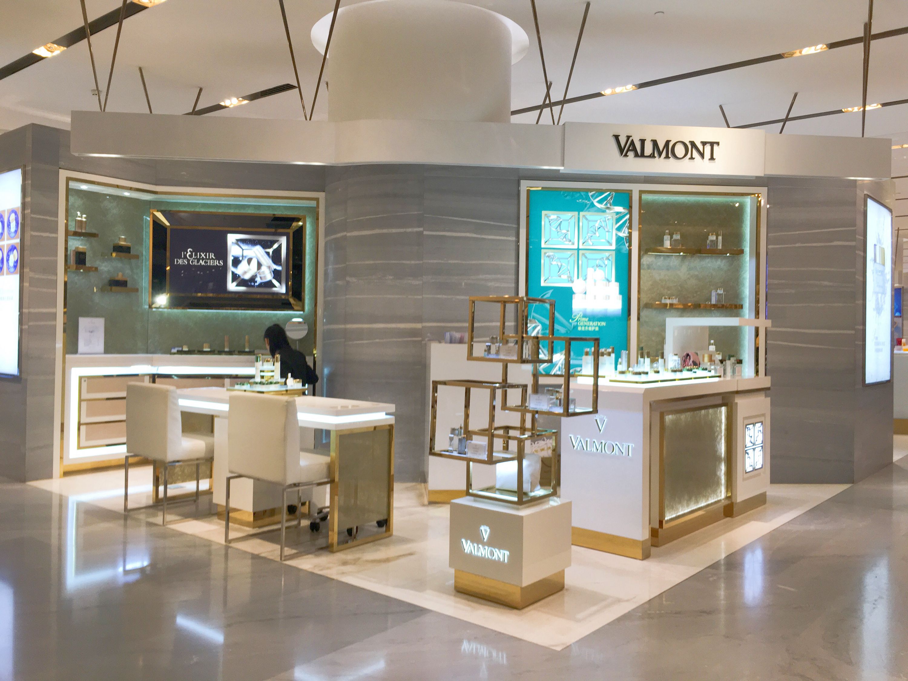 同时，近年在妍丽表现突出的瑞士高端护肤品牌法儿曼也现身其中。