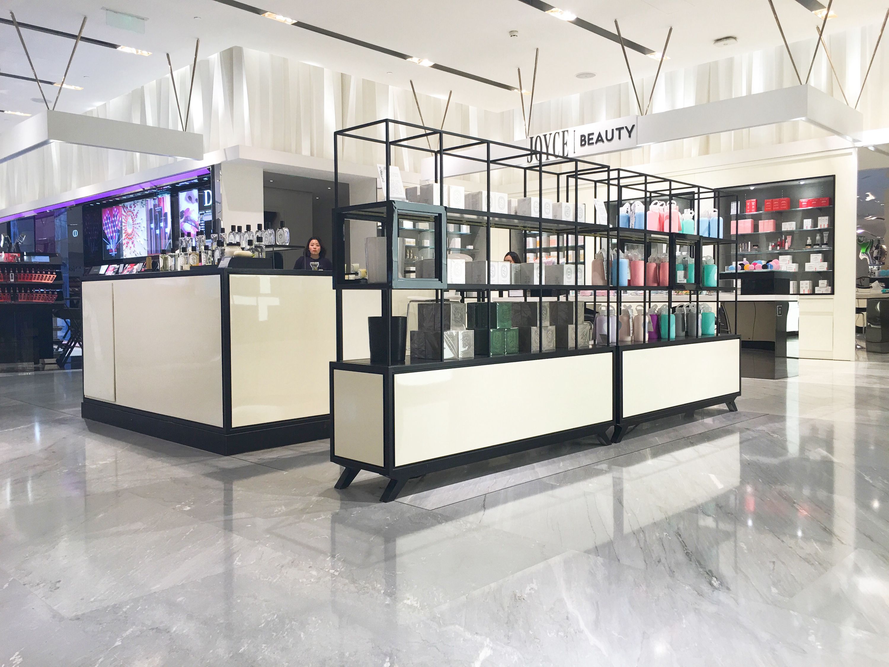 还有在国内知名度相对小众、同样定位高端的化妆品集合店JOYCE BEAUTY。