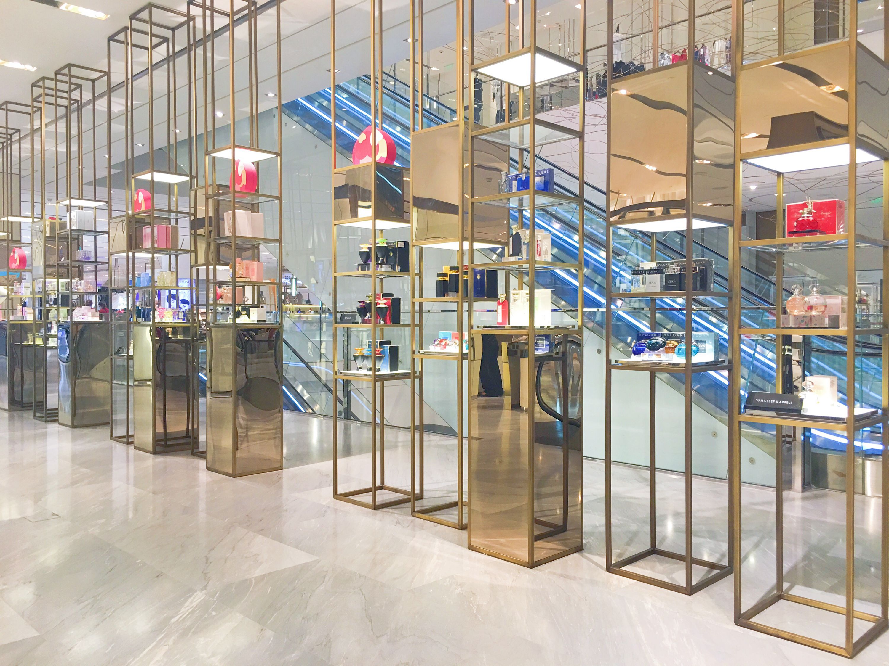 有了护肤和彩妆，香水也是一线大牌“扎堆”的品类，自然必不可少。在JOYCE BEAUTY品牌对面，便是一面香水架。