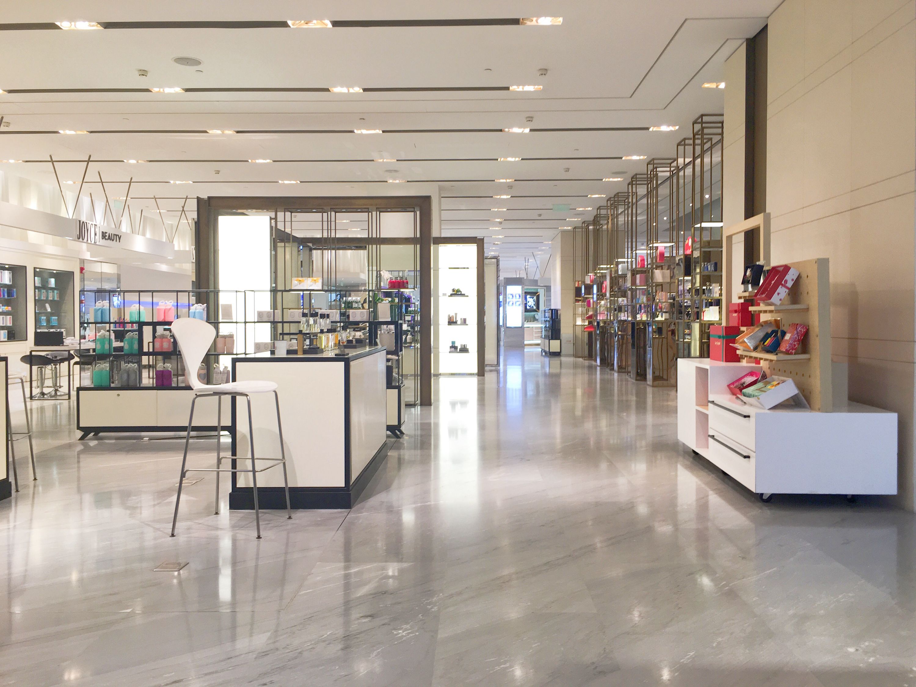 有了护肤和彩妆，香水也是一线大牌“扎堆”的品类，自然必不可少。在JUICE BEAUTY品牌对面，便是一面香水架。