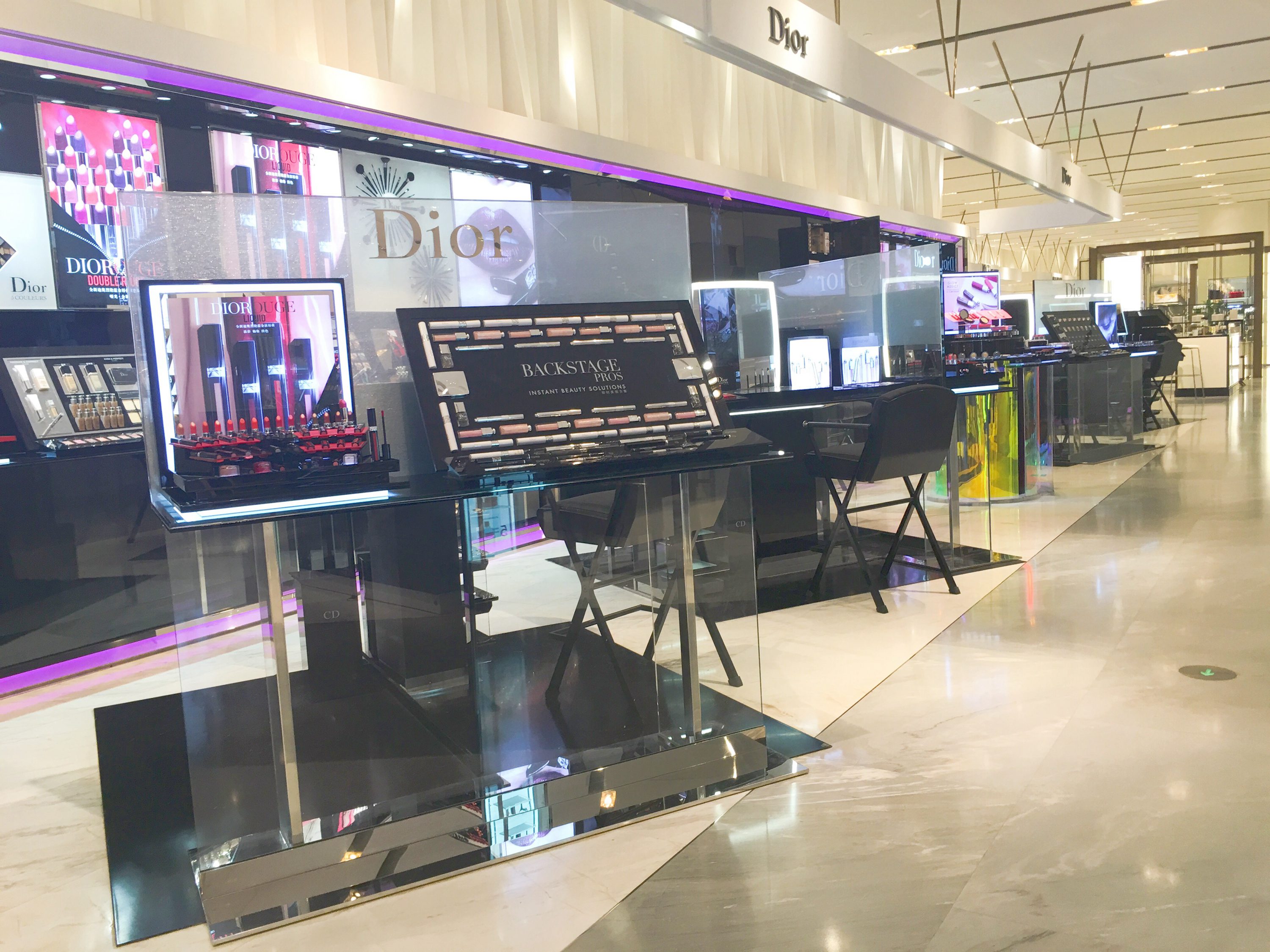 再接下来，便又是彩妆、护肤搭配陈列，满足消费者不同需求。