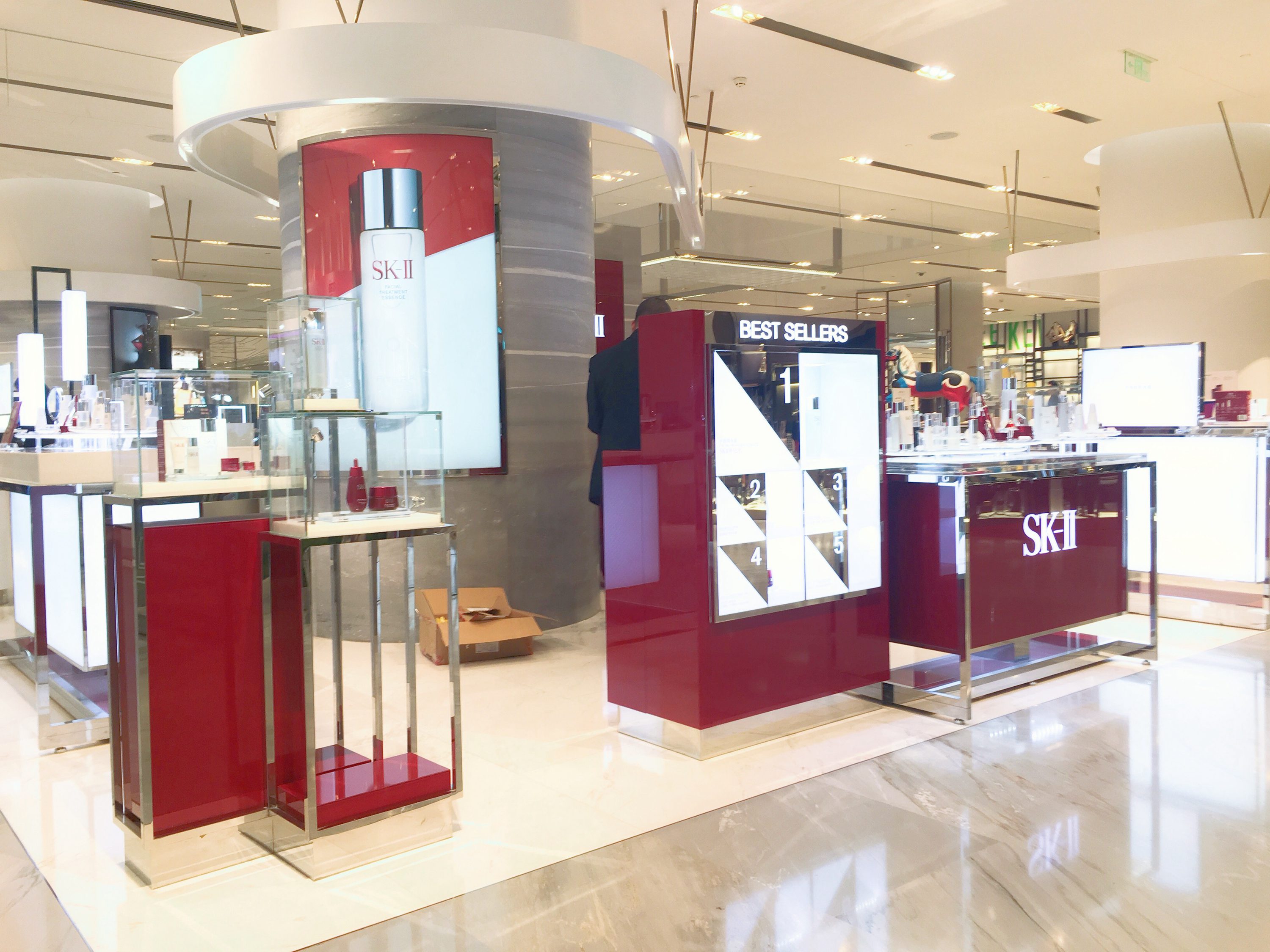 再接下来，便又是彩妆、护肤搭配陈列，满足消费者不同需求。