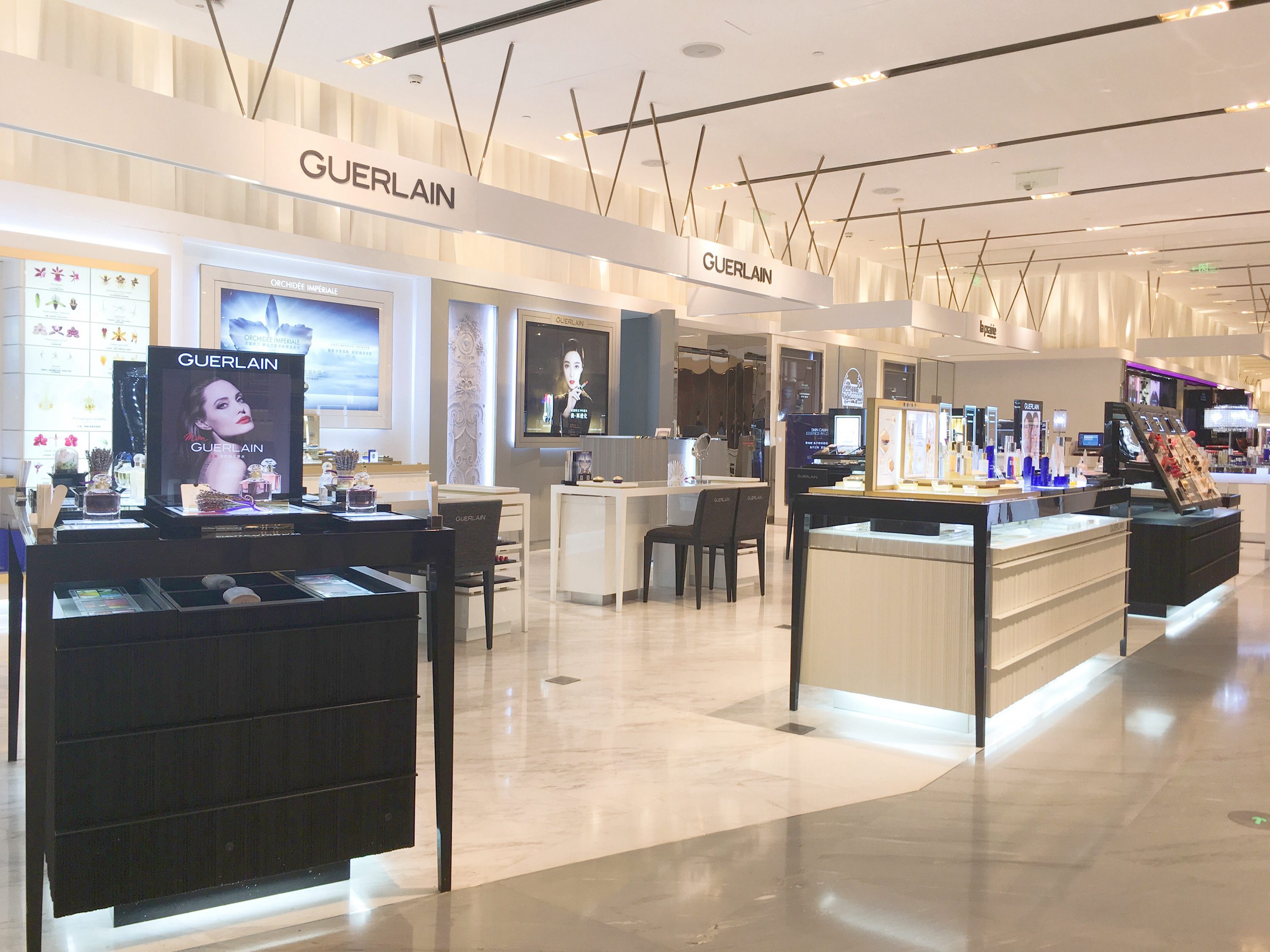 其中，也要再搭配贵妇级品牌凸显整个化妆品区的水准，以一瓶鱼子精华出名的莱珀妮相当显眼。