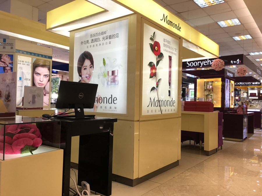 卓越进口品区后方汇聚了高丝、巴黎欧莱雅、OLAY、梦妆、理肤泉等价位相对低一点的品牌。