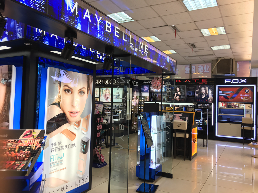 名品后方区域的最后一角，就是华泰的彩妆区了，这里汇聚了将近10个国内外知名彩妆品牌。