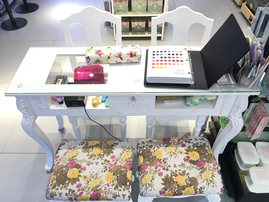 彩妆区基本集合了与彩妆能产生连带的品类，例如美甲、香氛等，既能吸客引流，借助其色彩特征，同样能增强彩妆氛围。