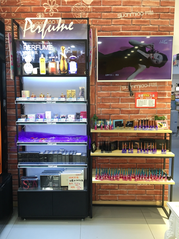 彩妆区基本集合了与彩妆能产生连带的品类，例如美甲、香氛等，既能吸客引流，借助其色彩特征，同样能增强彩妆氛围。