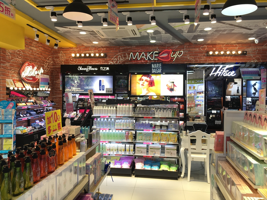 同时，彩妆区还有一个中岛，一边陈列相关爆品如喷雾、卸妆液、洗面奶等，一边陈列彩妆工具，促进连带。