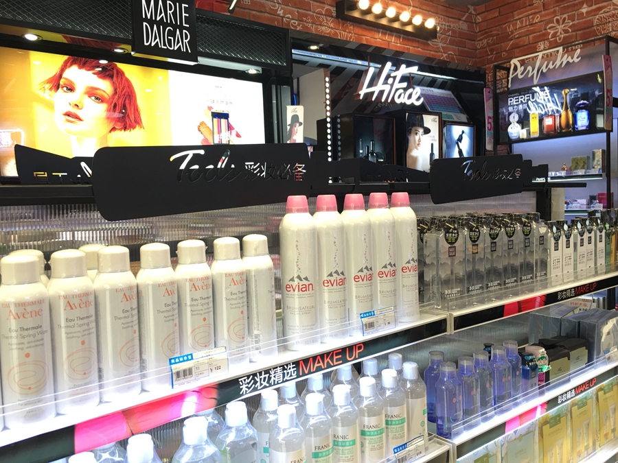 同时，彩妆区还有一个中岛，一边陈列相关爆品如喷雾、卸妆液、洗面奶等，一边陈列彩妆工具，促进连带。
