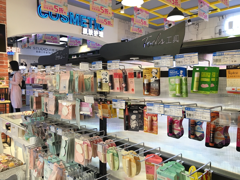 同时，彩妆区还有一个中岛，一边陈列相关爆品如喷雾、卸妆液、洗面奶等，一边陈列彩妆工具，促进连带。