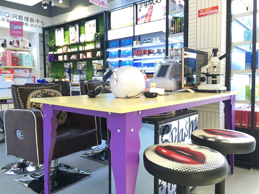 在护肤体验区，蒜苗增加了不少仪器，为消费者提供多元化体验服务。