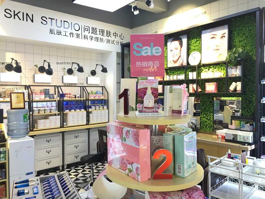 与彩妆区一样，为促进连带销售，护肤区附近也设置了畅销品陈列架。