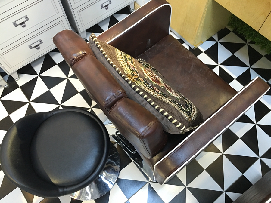 值得一提的是，蒜苗相当重视顾客感受，购置了成本880一张的椅子，为了提升舒适度，蒜苗还正在计划重新改造中。