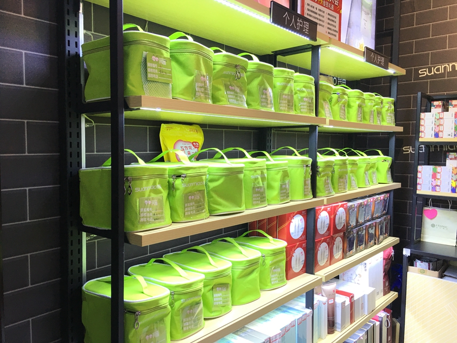 而对顾客在店内体验产品的存放，更是体现出蒜苗的用心：所有顾客体验的产品由绿色的化妆包统一封好，并摆放整齐。