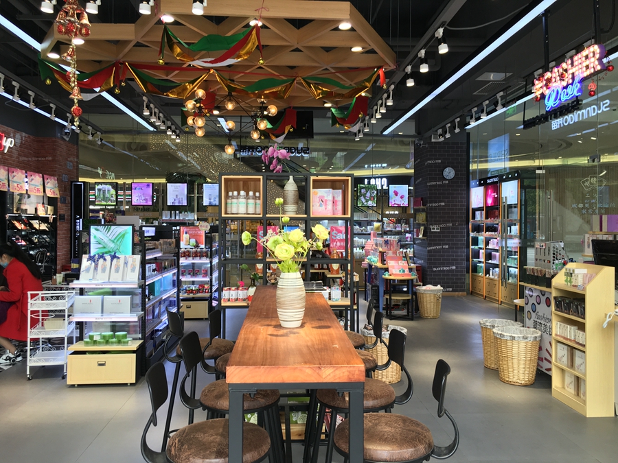 该店选在购物中心，定位年轻消费群体。除了门口露天的休闲区外，靠近门口，也放置了一排桌椅，供顾客休憩、停歇。