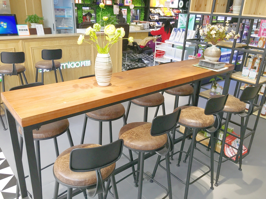 该店选在购物中心，定位年轻消费群体。除了门口露天的休闲区外，靠近门口，也放置了一排桌椅，供顾客休憩、停歇。