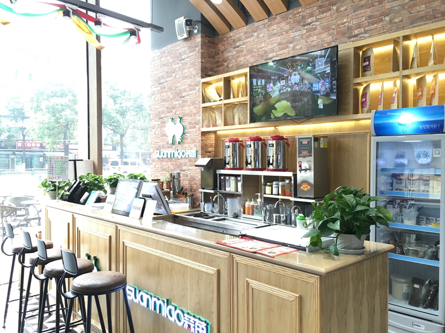 店铺一角是一个茶咖吧台，供顾客享用各种饮品。