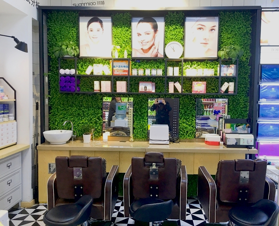 另一处护肤体验区亦是如此，还增加了绿植做背景，增强顾客体验的舒适度。