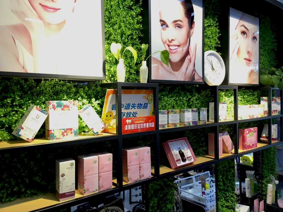 另一处护肤体验区亦是如此，还增加了绿植做背景，增强顾客体验的舒适度。