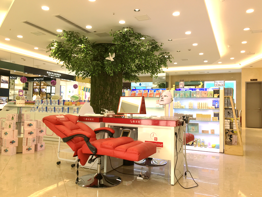 这一区，包括有佰草集、眼部护理以及一些强调体验的护肤品牌，每个专柜都有摆放体验椅以及美容仪器。