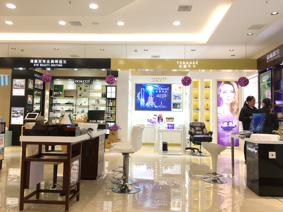 这一区，包括有佰草集、眼部护理以及一些强调体验的护肤品牌，所以体验椅以及美容仪器每个专柜都有摆放。