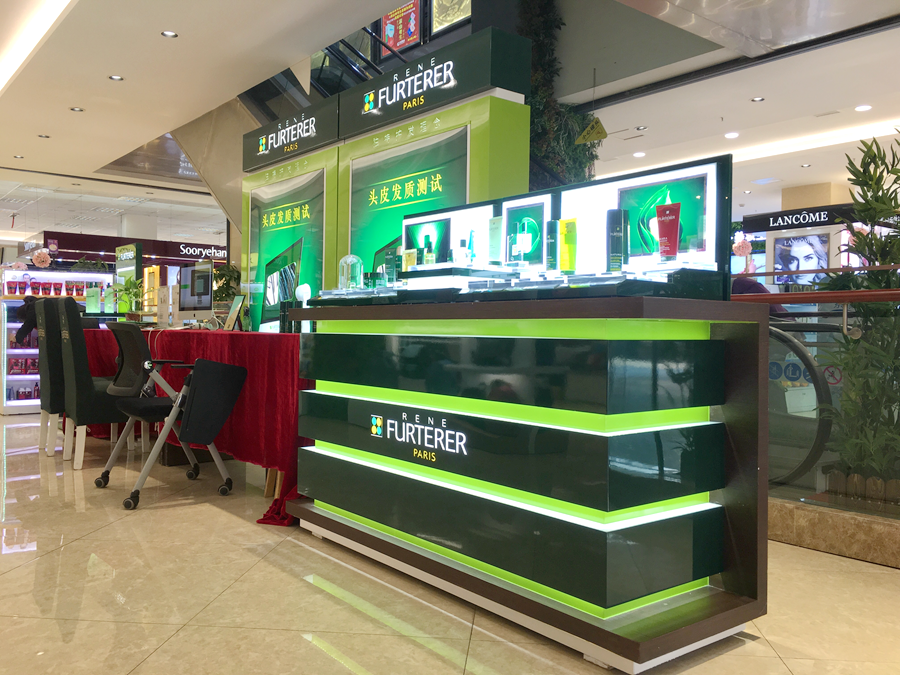 继续往前，便是美发区域，为了增强专业性，华泰还专门引入了头皮发质测试。