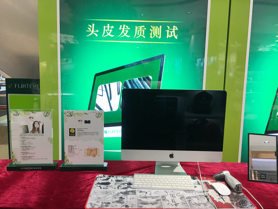 通过专业仪器，即可对顾客头皮及发质情况进行测评，由此推荐相应的产品。