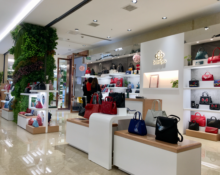 美发区旁，就是华泰店内唯一的非化妆品区域箱包区，该区域每月贡献10多万的销售额。