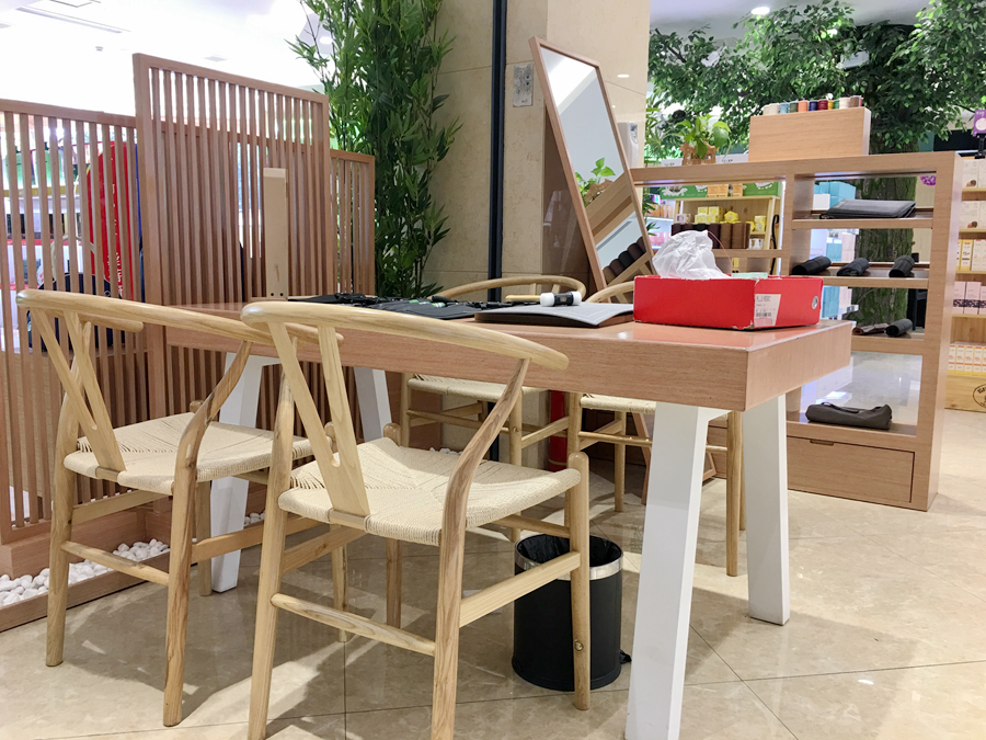 箱包区一角，还为顾客准备了皮制品制作体验区域。