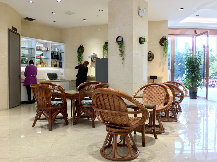 靠近门口区域，是可以同时供十多个人休息的休息区。