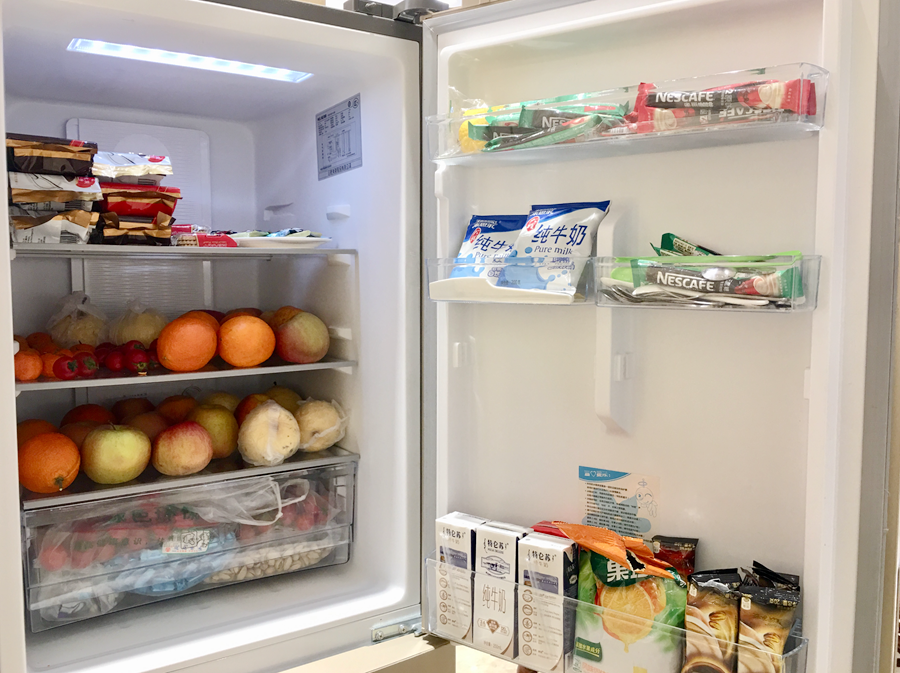 休息区内，不仅有茶水饮料，冰箱内还有满满的水果食物供顾客享用。