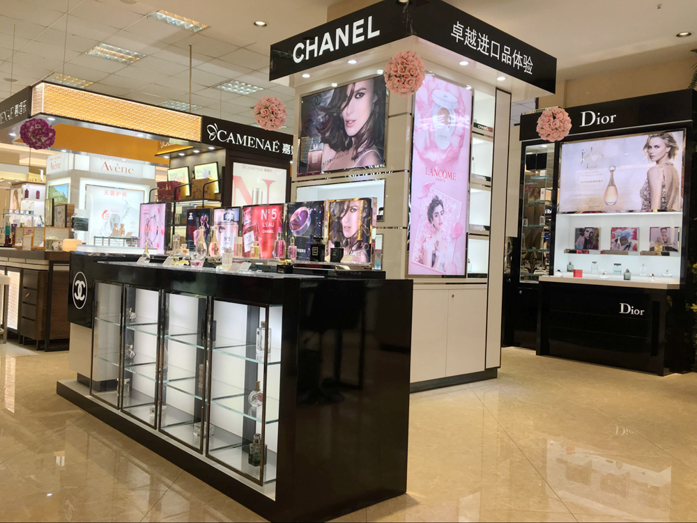 休息区前方，就是店内国际大牌汇聚的卓越进口品体验区，其中包括兰蔻、雅诗兰黛、香奈儿、迪奥等国际一线品牌。