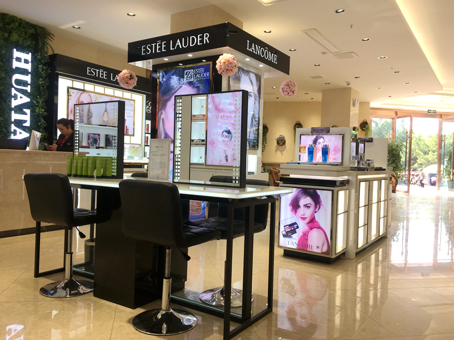 休息区前方，就是店内国际大牌汇聚的卓越进口品体验区，其中包括兰蔻、雅诗兰黛、香奈儿、迪奥等国际一线品牌。