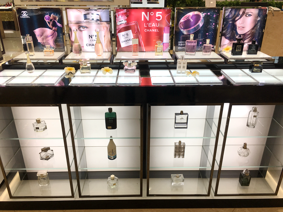 休息区前方，就是店内国际大牌汇聚的卓越进口品体验区，其中包括兰蔻、雅诗兰黛、香奈儿、迪奥等国际一线品牌。