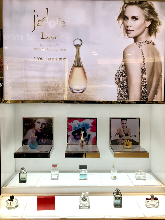 休息区前方，就是店内国际大牌汇聚的卓越进口品体验区，其中包括兰蔻、雅诗兰黛、香奈儿、迪奥等国际一线品牌。